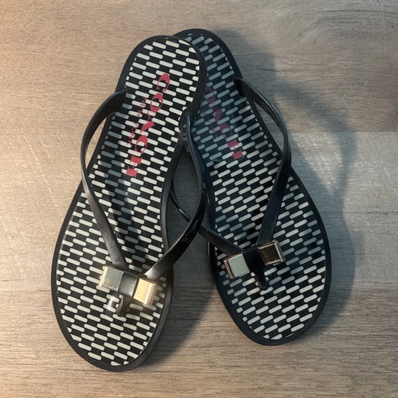 Women's Coach Landon Black Jelly Thong Flip Flop Sandals with Gold Bow, size 8.5 - Picture 2 of 13